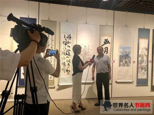 著名书画家宁学明在展览会期间接受日本中新网电视台专访