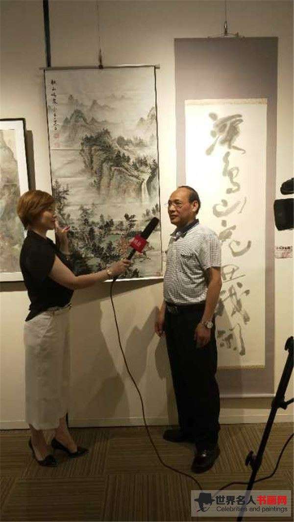 著名书画家宁学明在展览会期间接受日本中新网电视台专访