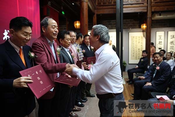 宁波市人大常委会副秘书长、办公厅主任钱政代表天一华珍为老师们颁发了聘书 [最大宽度 2400 最大高度 1800].jpg