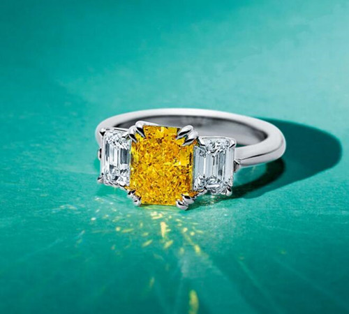 稀有重要的2.21克拉天然艳彩黄橘色钻石配钻石戒指