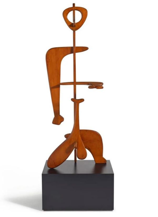 野口勇（1904-1988），《男人》，木材，132.4 x 51.4 x 33 cm.，1945年作，估价：3,000,000 - 5,000,000美元。此拍品将于12月2日《香港-纽约：现当代联合夜拍》中呈献