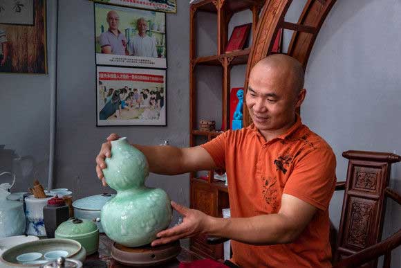 汪长胜——非物质文化遗产项目“手工制瓷技艺（陶瓷雕刻）代表性传承人”
