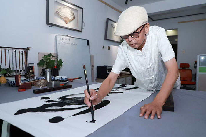 书法家王砚辉——以审美为尺，为作品立命